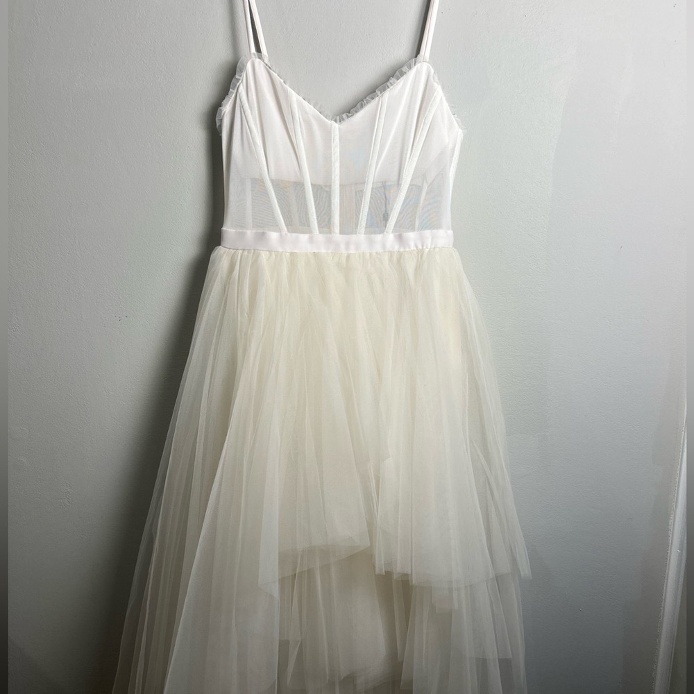 BCBGMAXAZRIA Tulle Gown Size 6 Color Gardenia - Picture 2 of 10